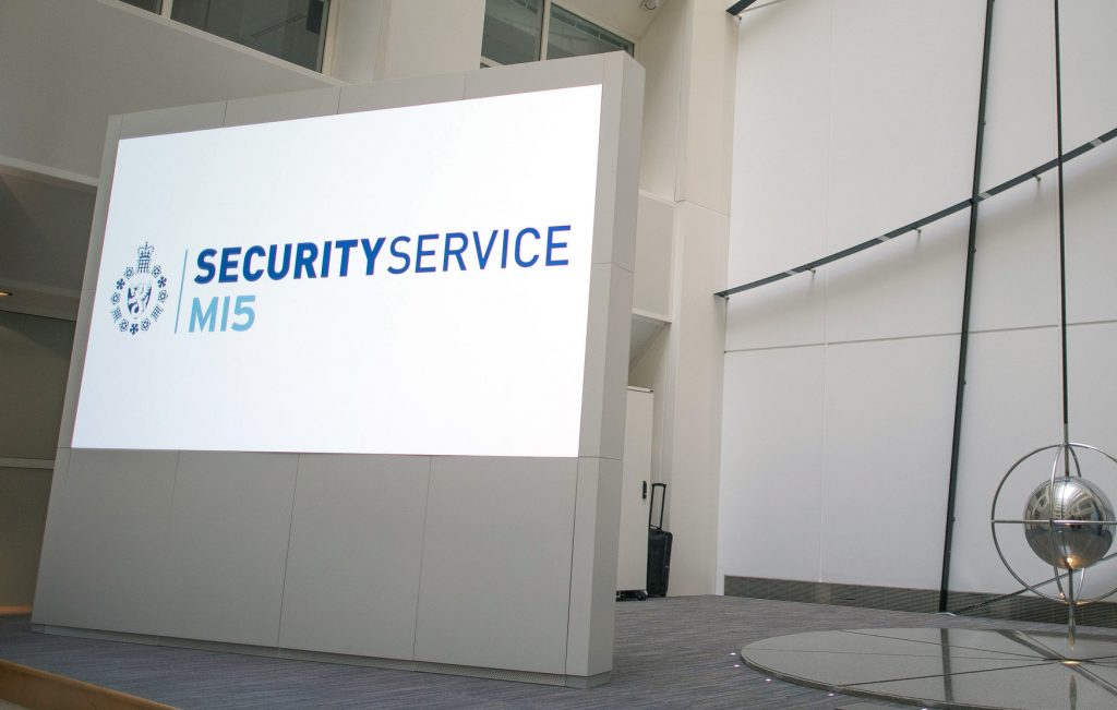 Elisabetta II visita sede MI5 (La Presse)