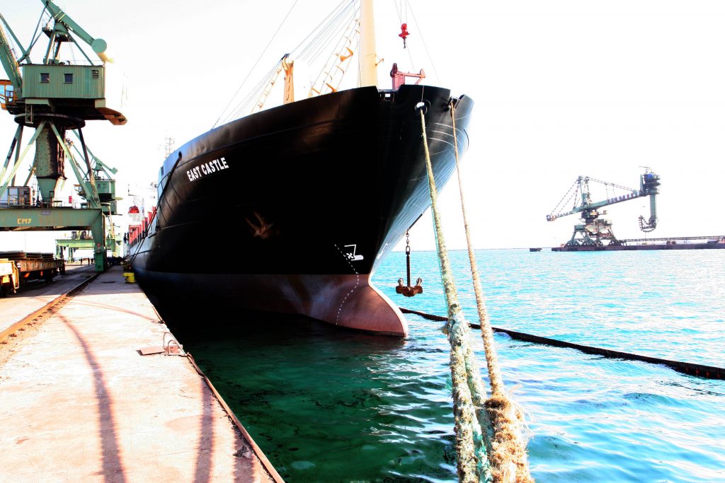 Nave porto di Taranto (La Presse)