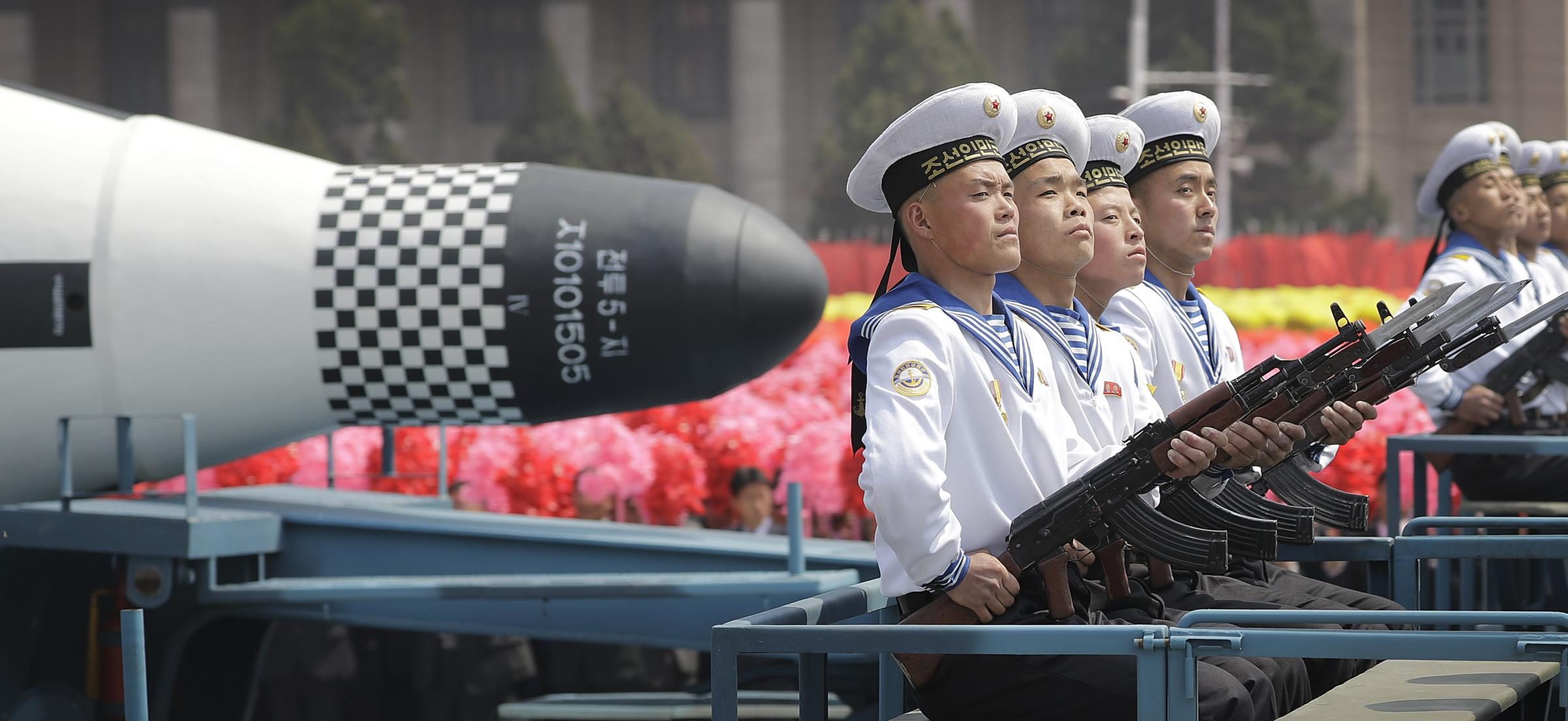Marinai della Corea del Nord con missile Pukguksong (La Presse)