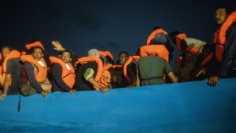 Migranti in fuga dalla Libia nel Mediterraneo (L aPresse)