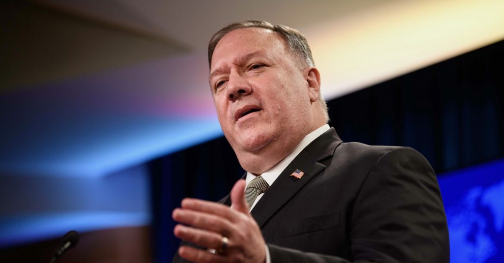 Mike Pompeo in conferenza al Dipartimento di Stato a Washington (La Presse)