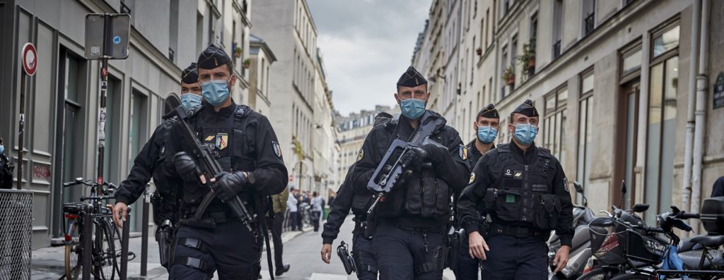 Polizia davanti al luogo dell'attacco contro la redazione di Charlie Hebdo (Getty)