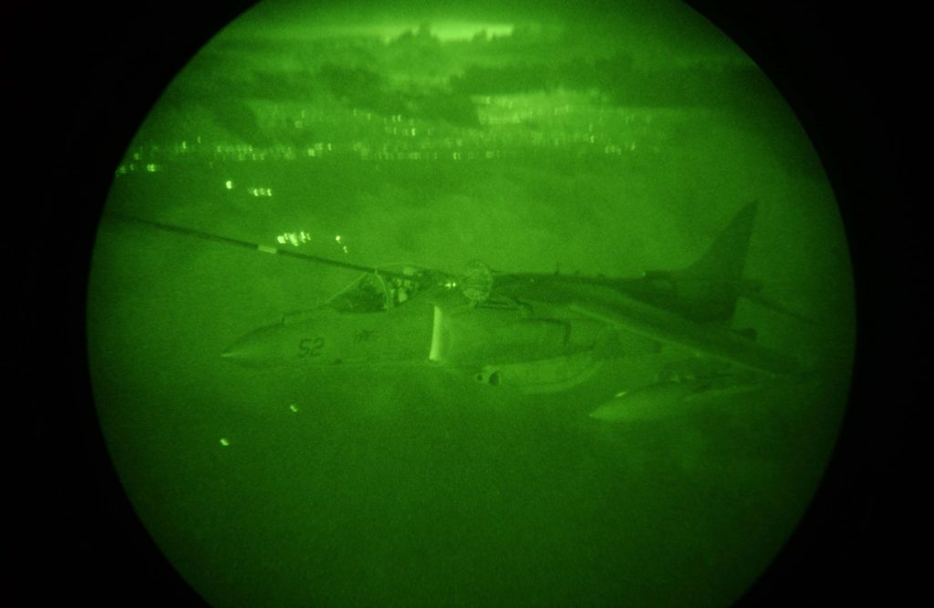 Un harrier di AV-8B durante l'attacco aereo a sostegno dei fanti che combattono sulla terra nelle vie di Fallujah (LaPresse)
