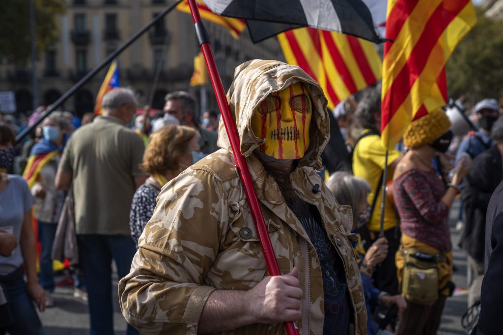 Indipendentisti catalani in piazza, Spagna (La Presse)