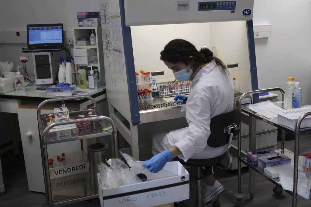 Coronavirus, laboratorio Parigi (La Presse)