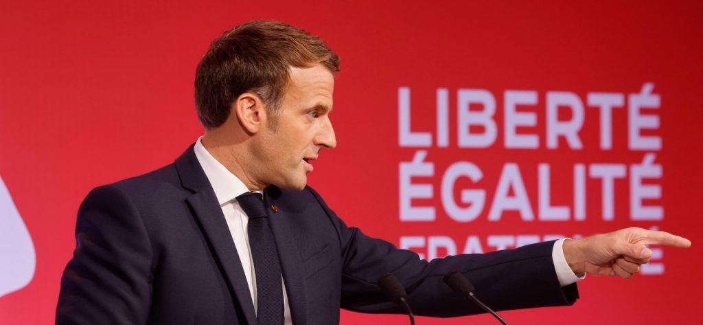 Francia, Emmanuel Macron presenta la sua strategia di lotta al separatismo a Les Mureaux (La Presse)