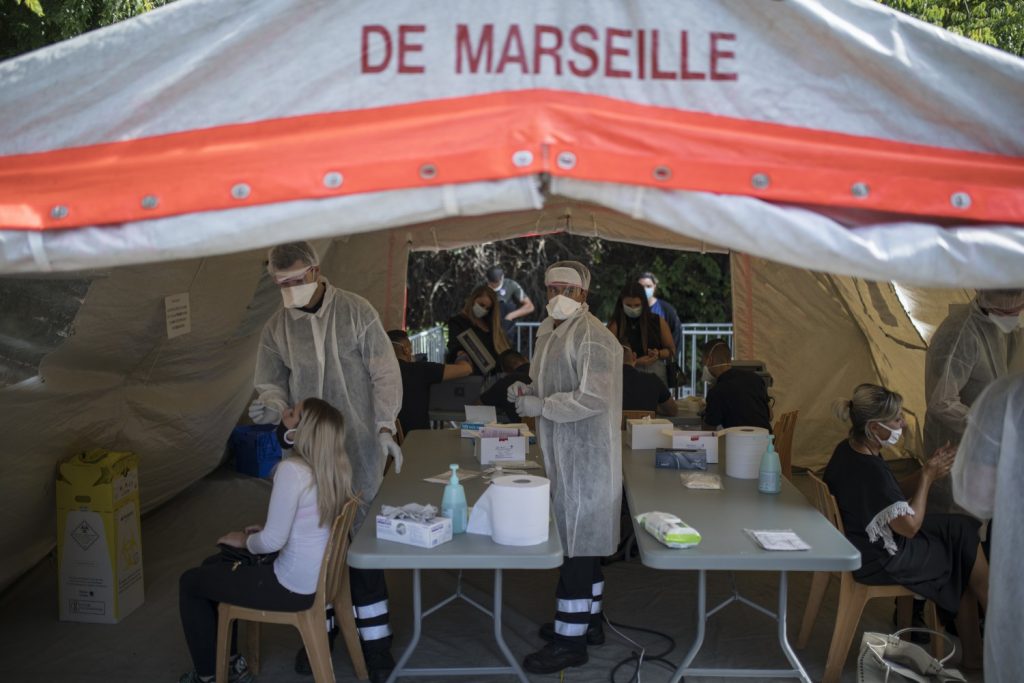 Francia, covid test a Marsiglia (La Presse)