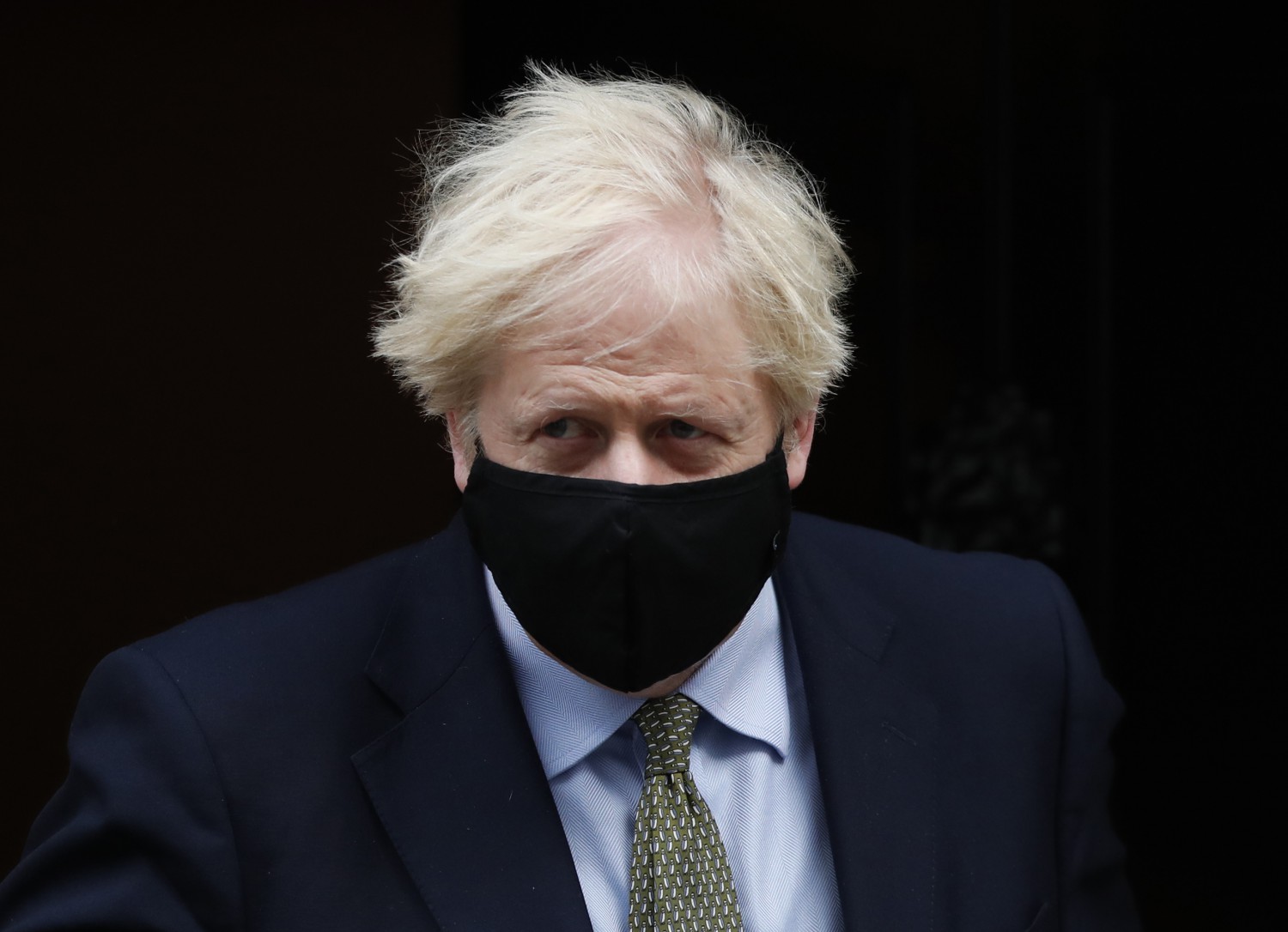 Londra, il primo ministro Boris Johnson esce dal 10 di Downing Street (La Presse)