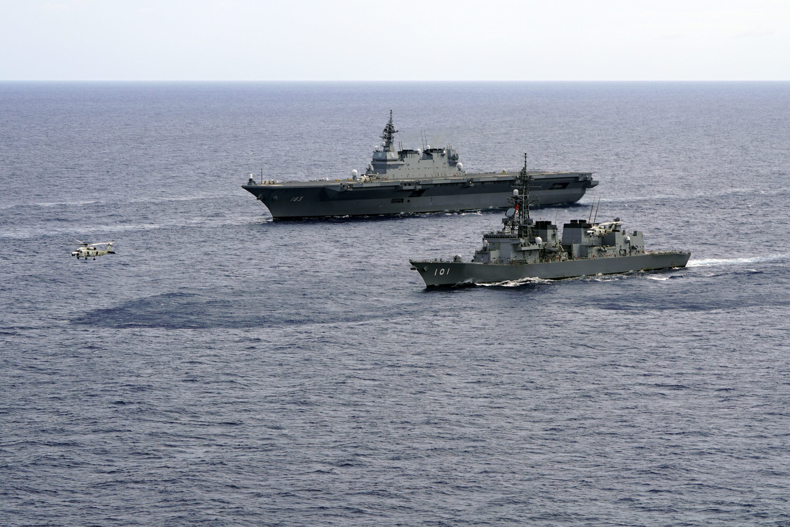 Marina giapponese, navi Izumo e JS Murasame (La Presse)