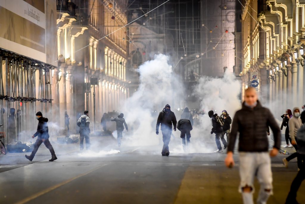 Torino, tensioni alla manifestazione contro misure anti Covid