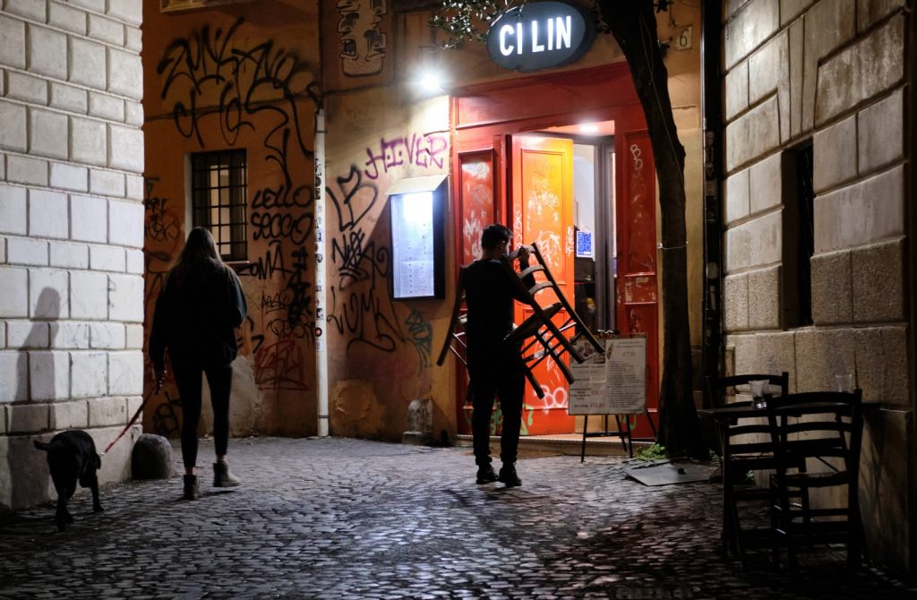 Roma, la vigilia del lockdown notturno (La Presse)