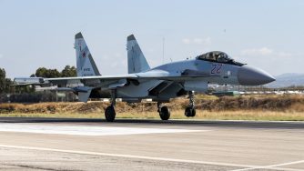 Su-35 russo nella base di Hmeimim in Siria (La Presse)
