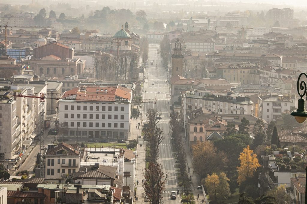 Bergamo, domenica di lockdown leggero (Fotogramma)