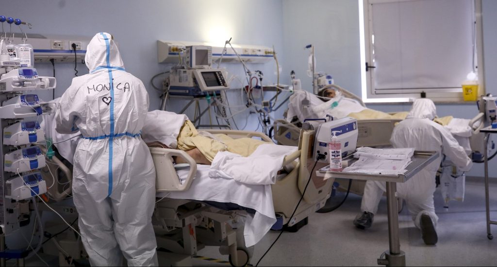 Roma, il reparto di terapia intensiva del San Filippo Neri (La Presse)