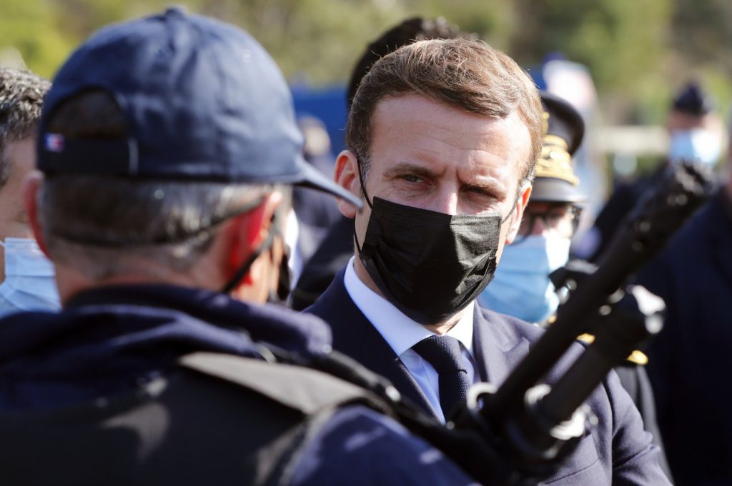 Emmanuel Macron al confine con la Spagna per rafforzare controlli antiterrorismo (La Presse)
