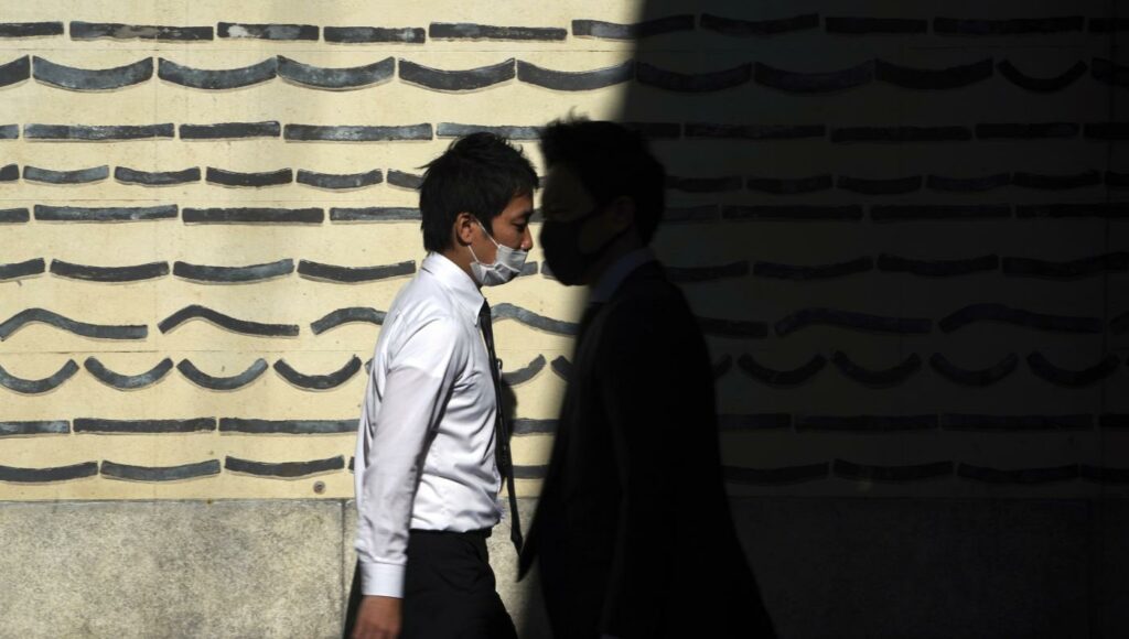 Giappone, persona cammina mascherina (La Presse)