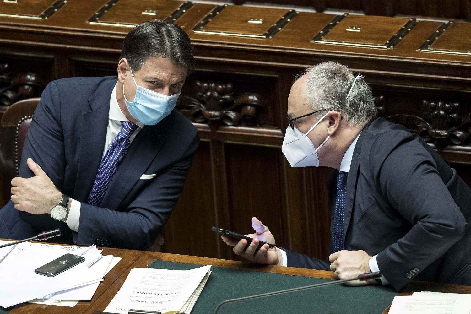 Giuseppe Conte e Roberto Gualtieri alla Camera (La Presse)