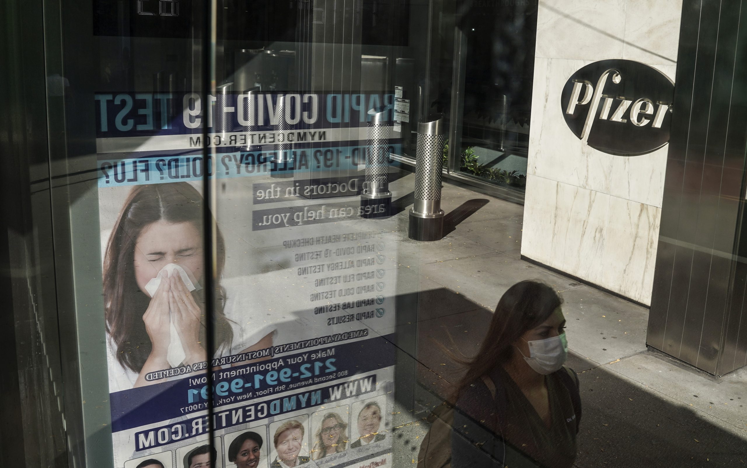 Il vaccino Pfizer (LaPresse)