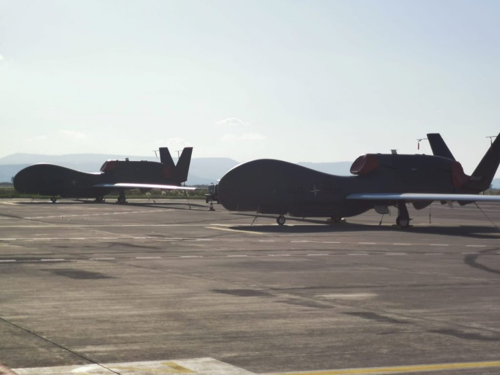 L'arrivo dell'ultimo drone Global Hawk della Nato a Sigonella per il programma Ags