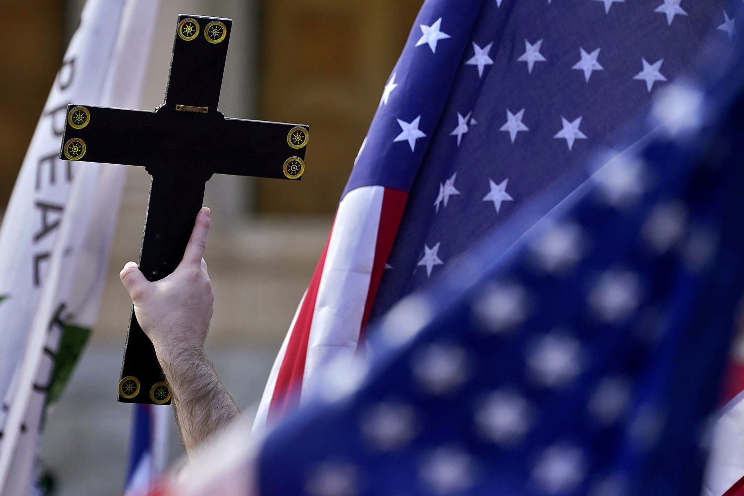 Bandiera degli Stati Uniti con Crocifisso dopo la vittoria di Joe Biden (La Presse)
