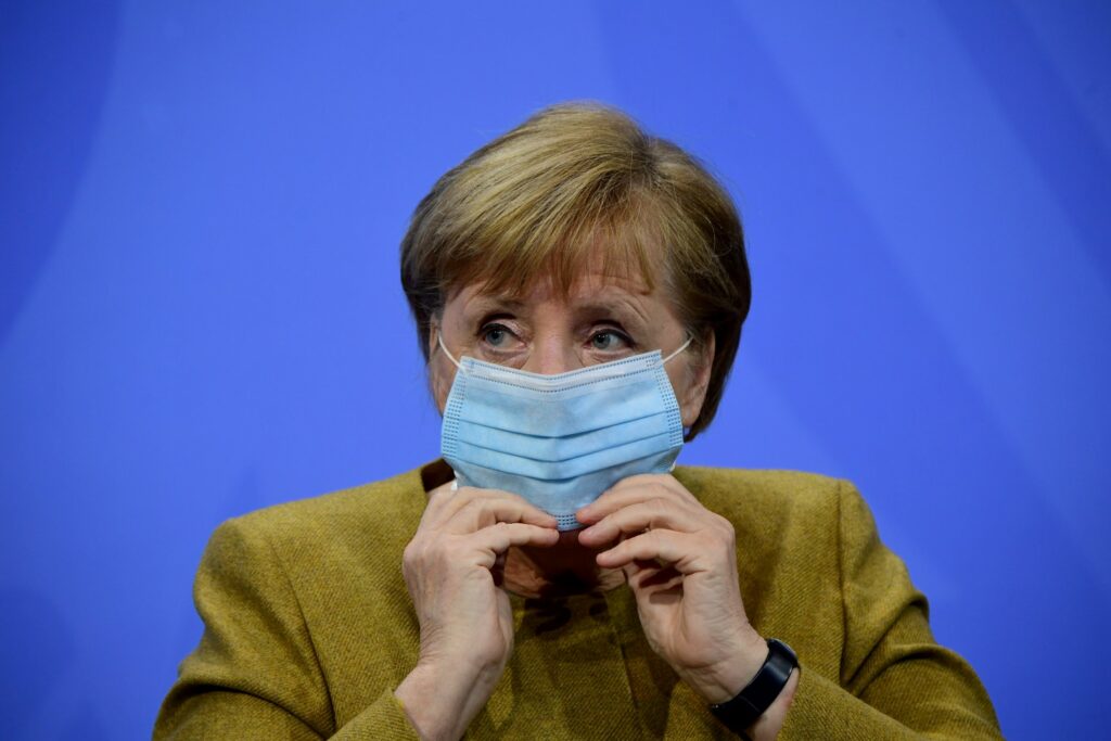 Angela Merkel si mette mascherina (Getty)