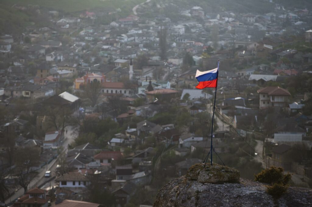 Crimea, bandiera della Russia (La Presse)