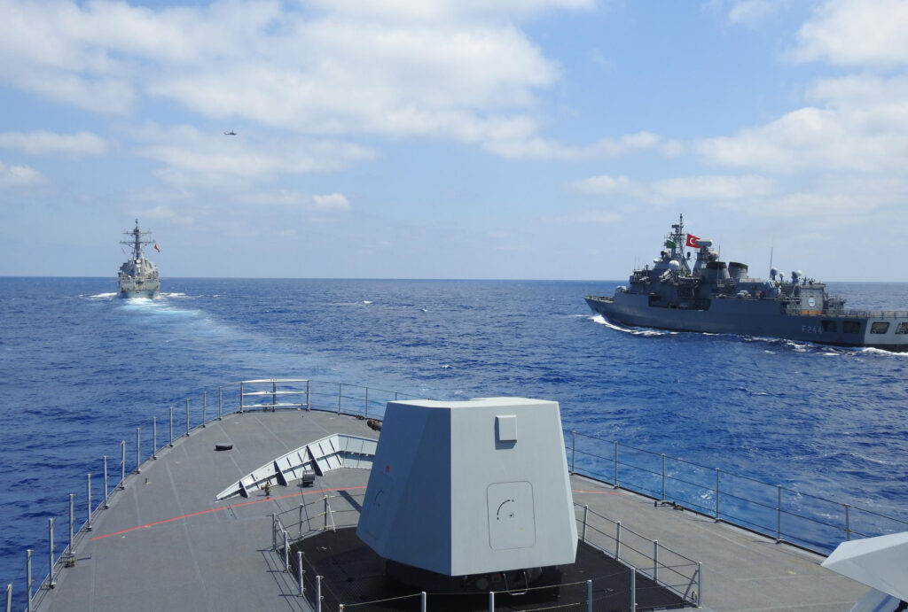Nave turca e americana (La Presse)