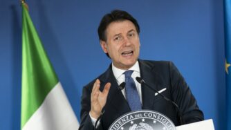 Giuseppe Conte bandiere presidenza consiglio (La Presse)