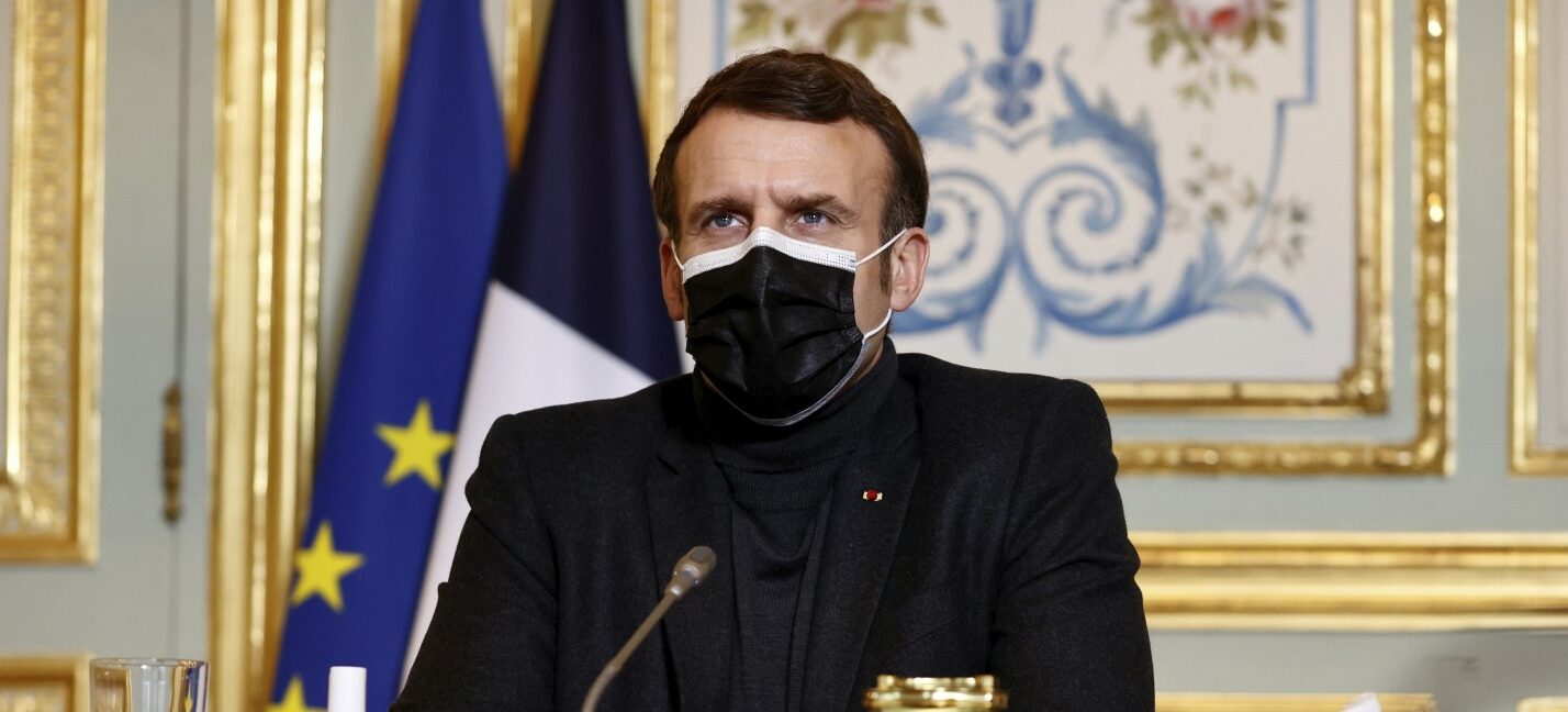 Emmanuel Macron mascherina videoconferenza (La Presse)