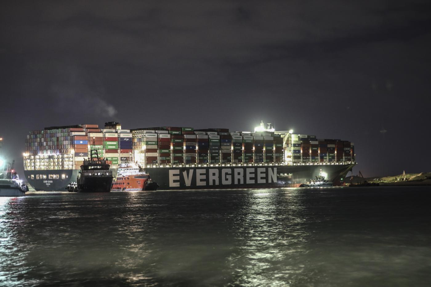 Nave Ever Given di notte nel Canale di Suez (La Presse)