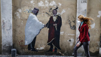 Roma, murale di Harry Greb che ritrae Matteo Renzi che stringe la mano a Mohammed bin Salman (La Presse)