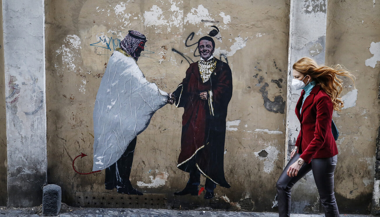 Roma, murale di Harry Greb che ritrae Matteo Renzi che stringe la mano a Mohammed bin Salman (La Presse)