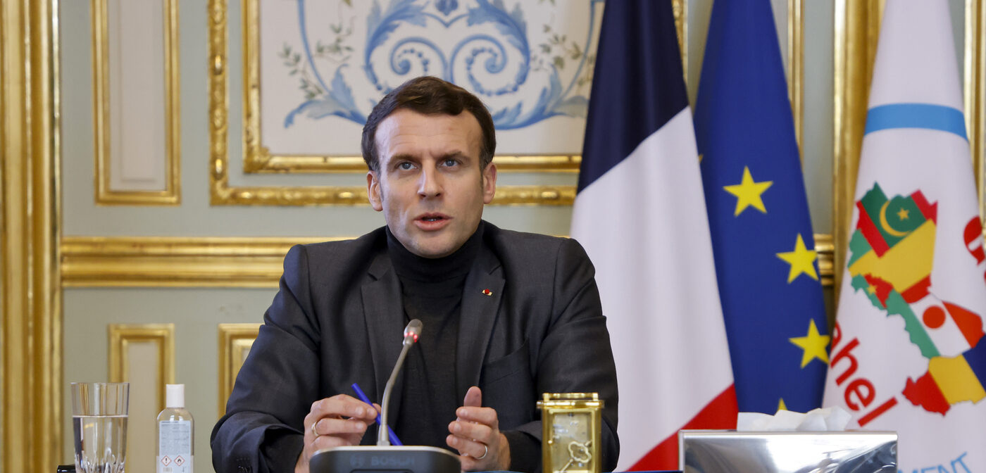 Parigi, Emmanuel Macron in videoconferenza con i leader del G5 Sahel al palazzo dell'Eliseo (La Presse)