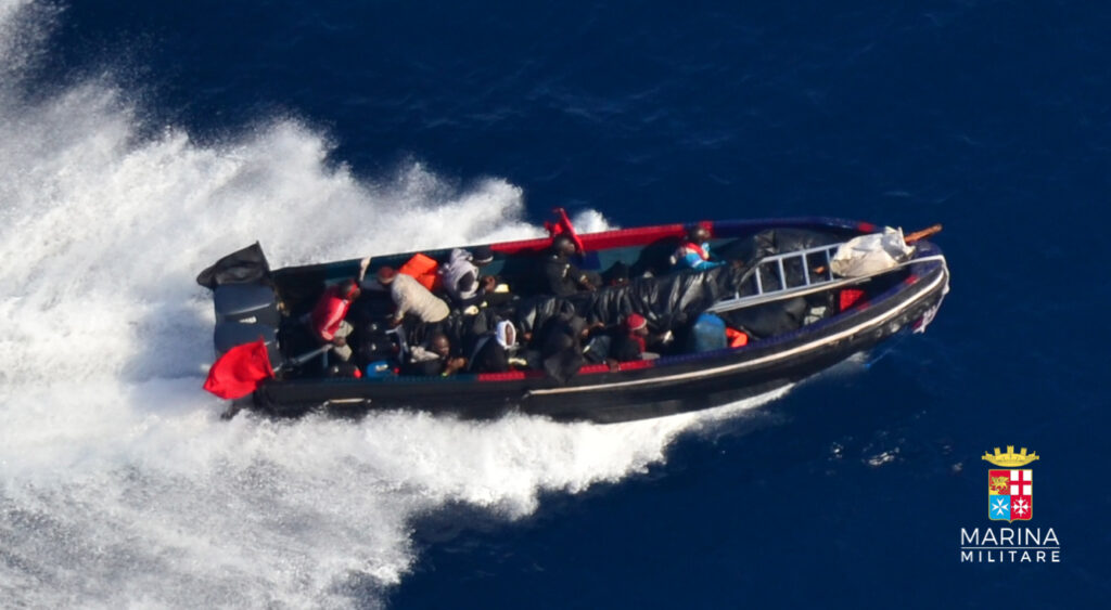 Motoscafo pirati Golfo di Guinea (Ufficio Stampa Marina Militare)