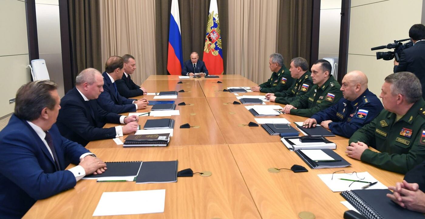 Russia incontro Putin militari (La Presse)