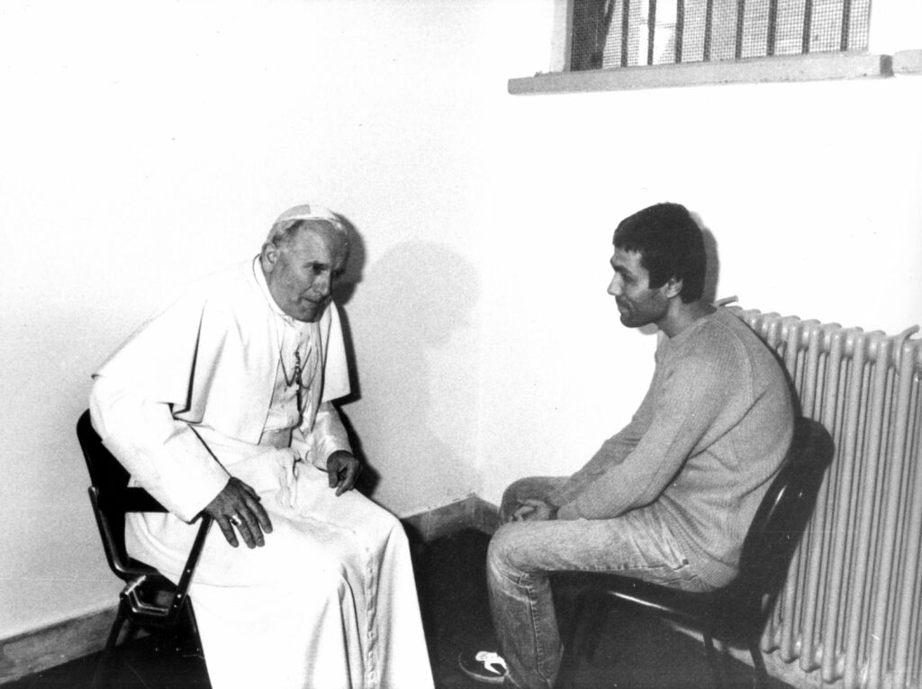 L'incontro tra Ali Agca e Giovanni Paolo II, il 27 dicembre 1983 (LaPresse)