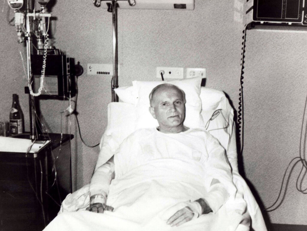 Giovanni Paolo II in ospedale (LaPresse)