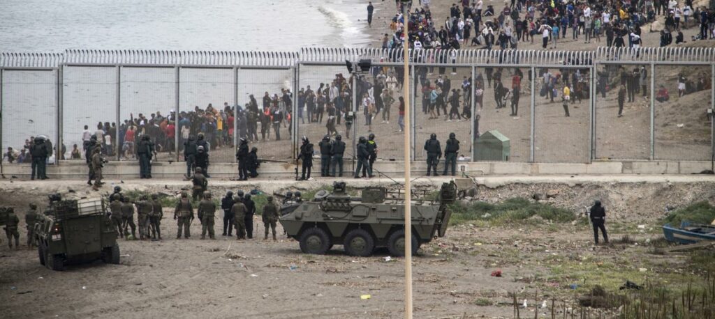 Ceuta, migranti dal Marocco verso la Spagna (La Presse)