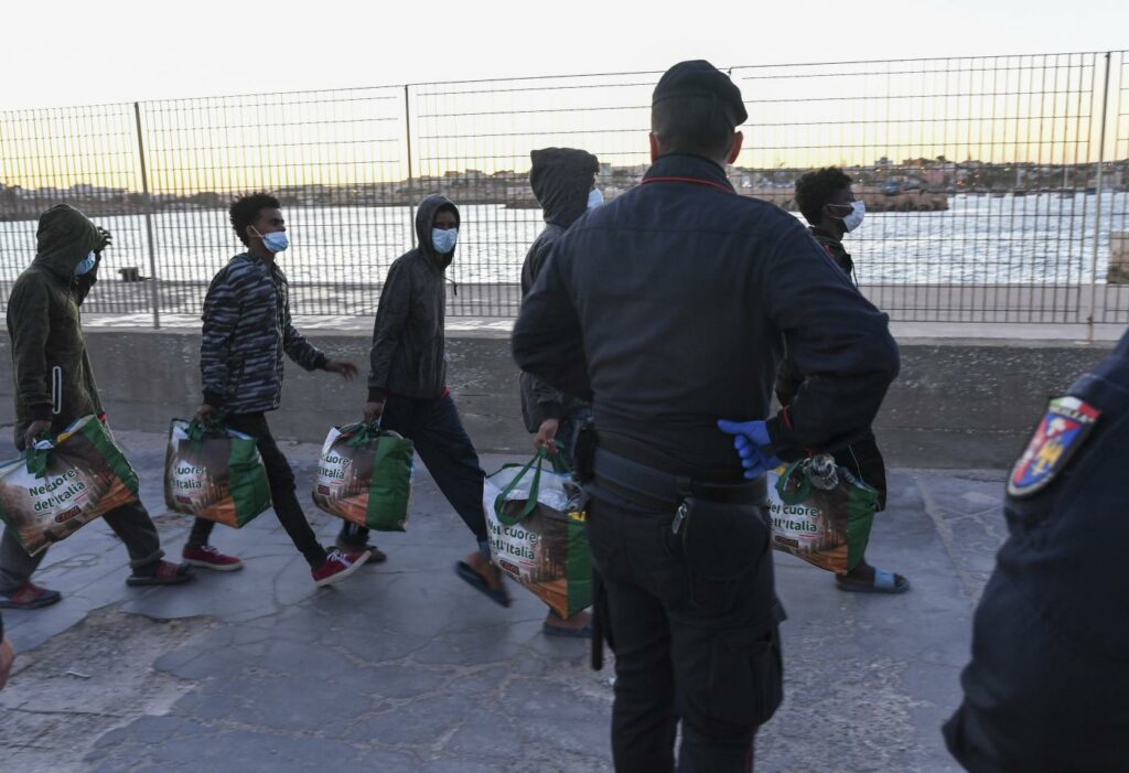 Migranti a Lampedusa trasferiti (La Presse)