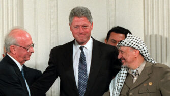 Yitzhak Rabin, Bill Clinton e Yasser Arafat (LaPresse)