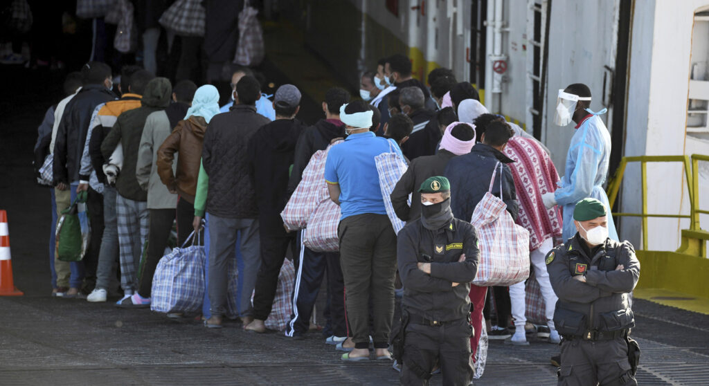 Lampedusa, gruppi di migranti (La Presse)