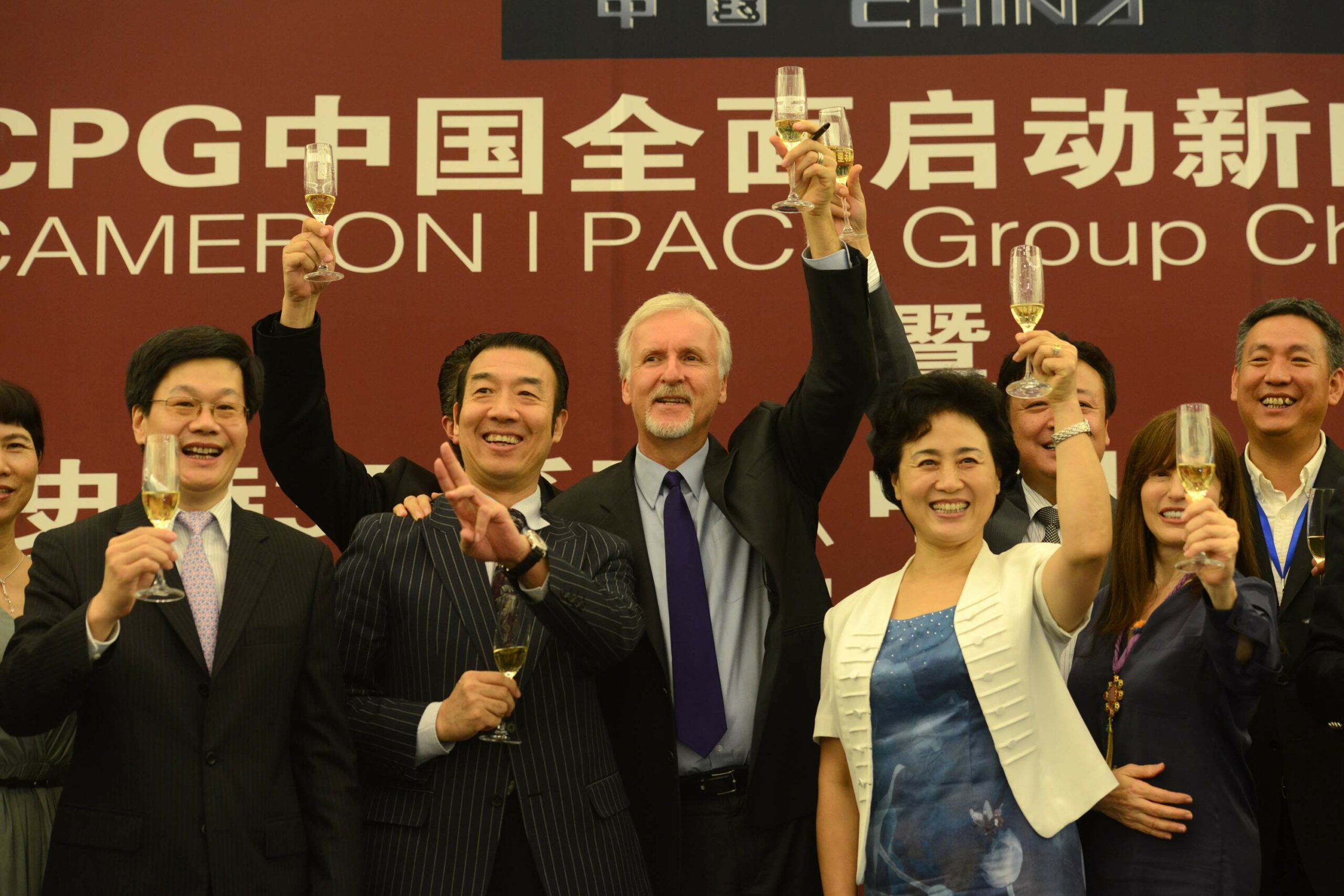 James Cameron brinda con ufficiali cinese all'inaugurazione del Cameron Pace Group China