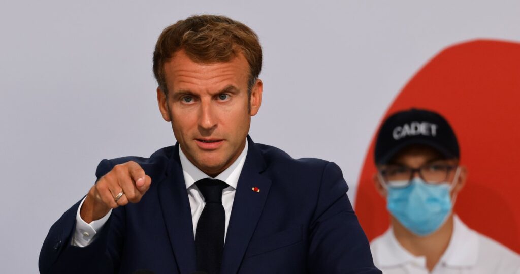 Emmanuel Macron visita l'accademia di polizia di Roubaix (La Presse)