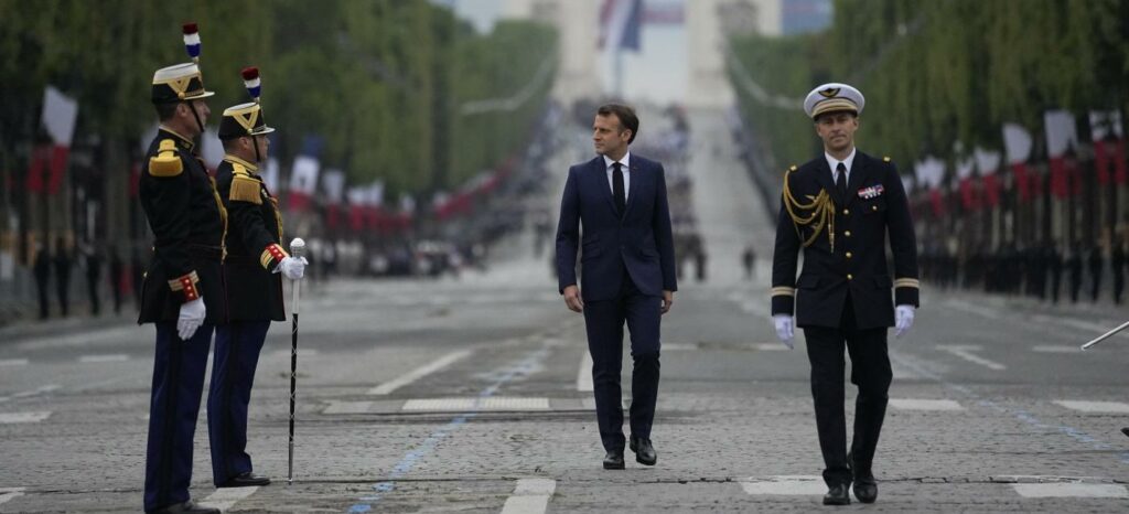 Emmanuel Macron festa nazionale (La Presse)