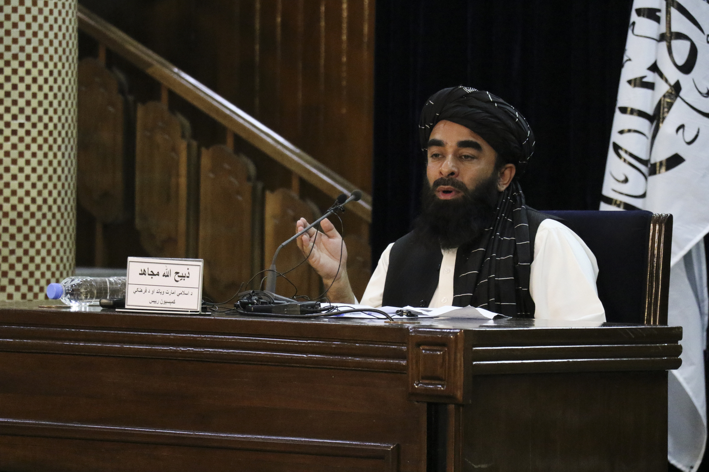 Il portavoce dei talebani Zabihullah Mujahid durante una conferenza stampa a Kabul