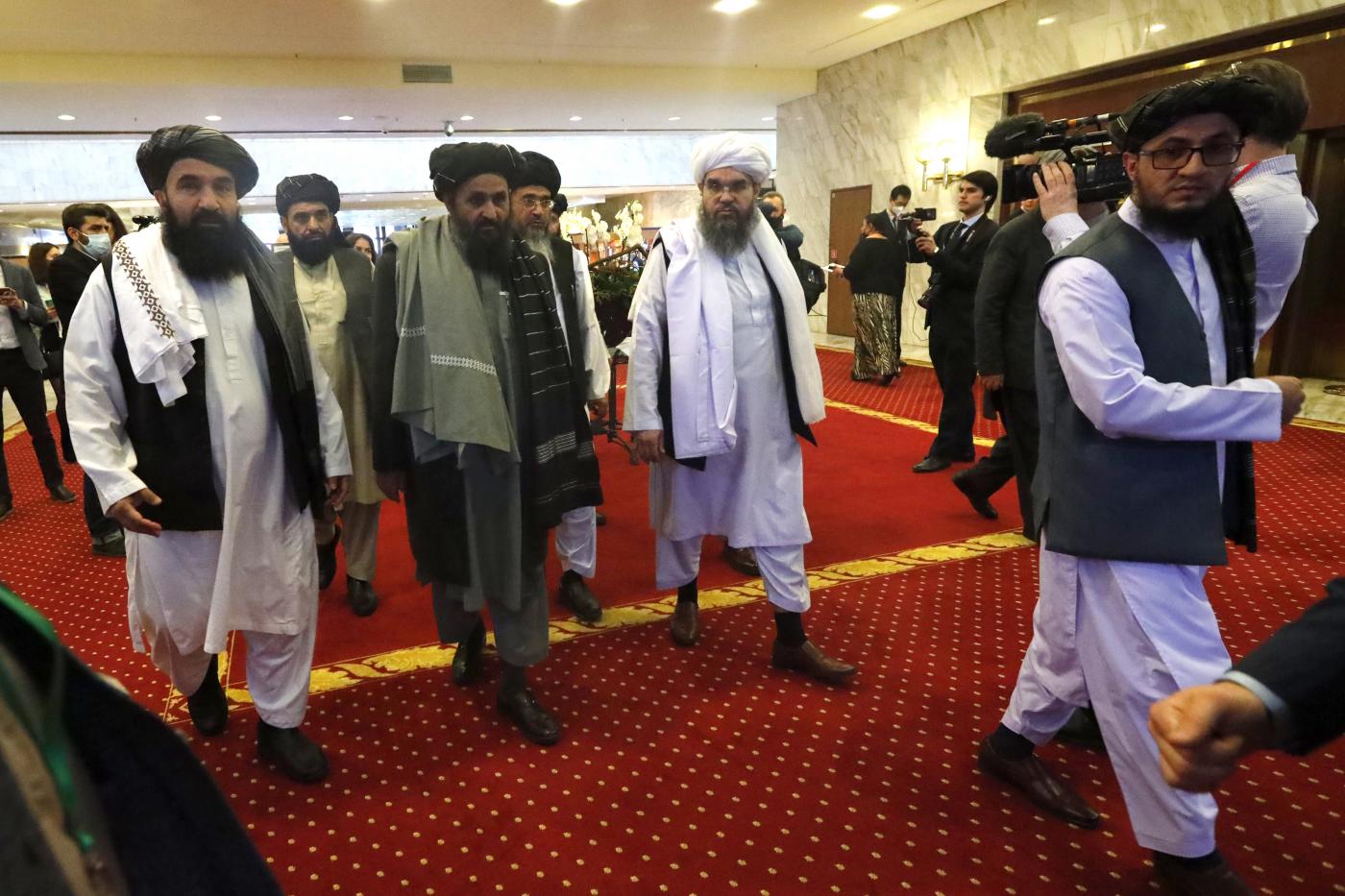 Mullah Abdul Ghani Baradar e delegazione talebana (La Presse)
