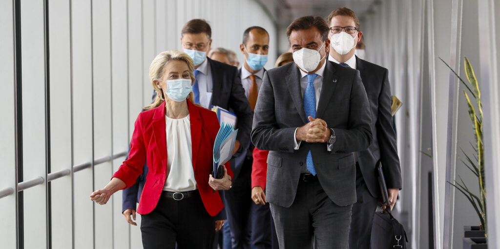 Ursula von der Leyen e Margaritis Schinas (La Presse)