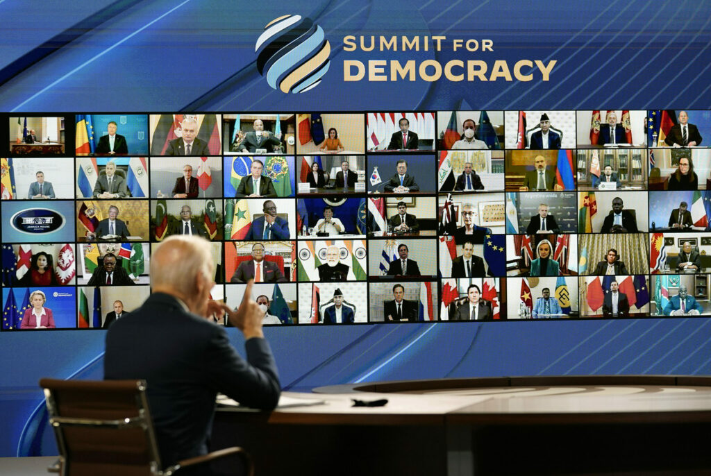 Democracy Summit 2021, il discorso di apertura del presidente Joe Biden dal South Court Auditorium di Washington (La Presse)