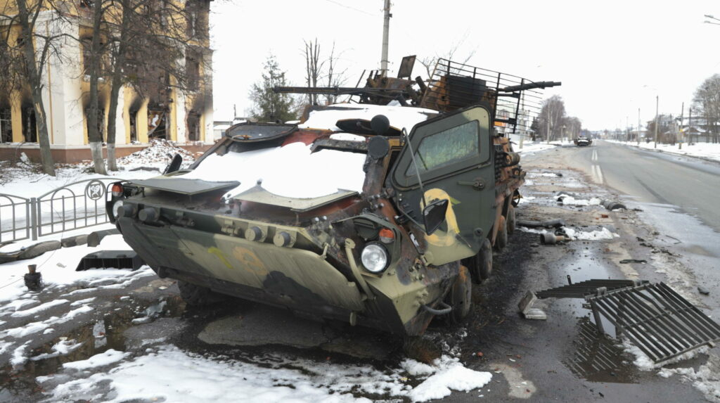 Mezzo russo bruciato in Ucraina (ANSA)