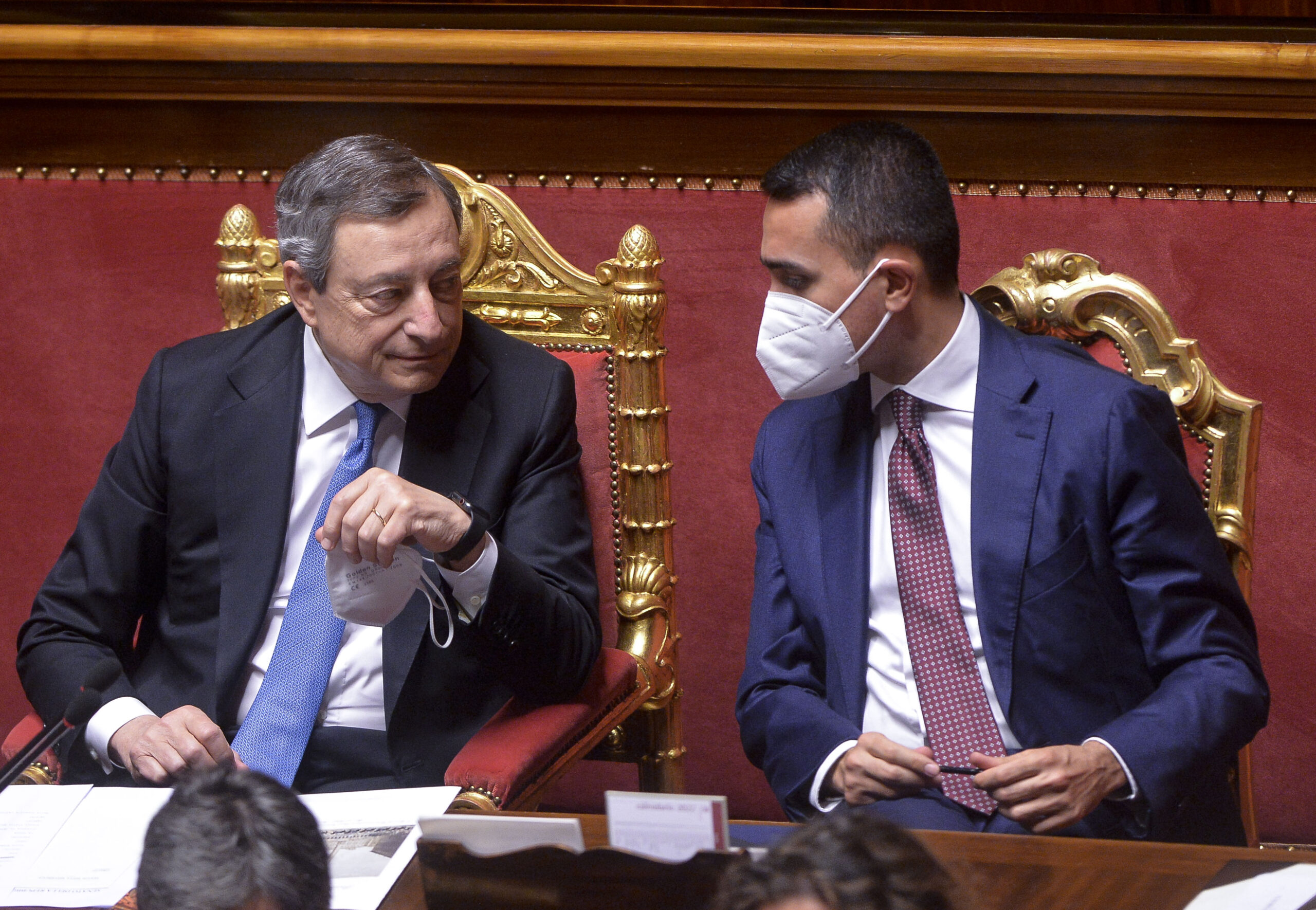 Mario Draghi e Luigi Di Maio al Senato (Fotogramma)